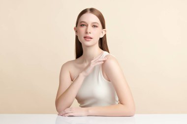 Bej arkaplan, yüz bakımı, yüz bakımı, kozmetoloji, güzellik ve kaplıca, kadın portresi..