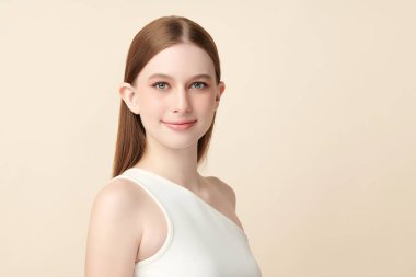 Bej arkaplan, yüz bakımı, yüz bakımı, kozmetoloji, güzellik ve kaplıca, kadın portresi..