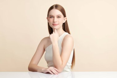 Bej arkaplan, yüz bakımı, yüz bakımı, kozmetoloji, güzellik ve kaplıca, kadın portresi..