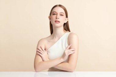 Bej arkaplan, yüz bakımı, yüz bakımı, kozmetoloji, güzellik ve kaplıca, kadın portresi..