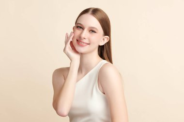 Bej arkaplan, yüz bakımı, yüz bakımı, kozmetoloji, güzellik ve kaplıca, kadın portresi..