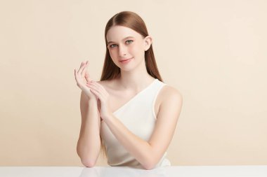 Bej arkaplan, yüz bakımı, yüz bakımı, kozmetoloji, güzellik ve kaplıca, kadın portresi..