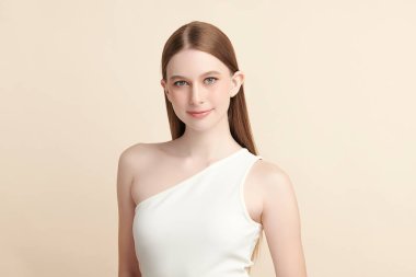 Bej arkaplan, yüz bakımı, yüz bakımı, kozmetoloji, güzellik ve kaplıca, kadın portresi..