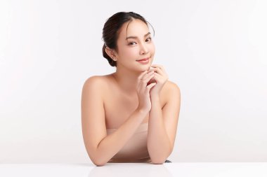 Beyaz arka planda temiz tenli güzel Asyalı kadın, yüz bakımı, yüz bakımı, kozmetoloji, güzellik ve kaplıca, Asyalı kadın portresi.