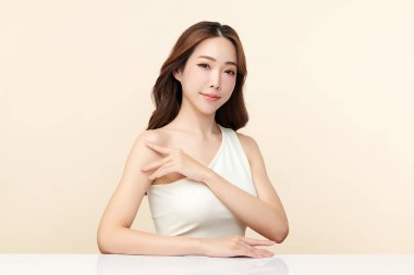 Taze bej arkaplan, yüz bakımı, yüz bakımı, kozmetoloji, güzellik ve kaplıca, Asyalı kadın portresi.