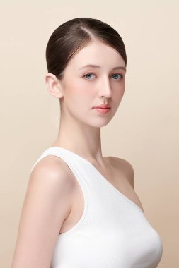 Bej arkaplan, yüz bakımı, yüz bakımı, kozmetoloji, güzellik ve kaplıca, kadın portresi..