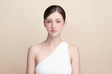 Bej arkaplan, yüz bakımı, yüz bakımı, kozmetoloji, güzellik ve kaplıca, kadın portresi..