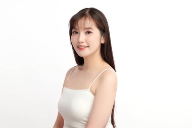 Beyaz arka planda temiz tenli güzel Asyalı kadın, yüz bakımı, yüz bakımı, kozmetoloji, güzellik ve kaplıca, Asyalı kadın portresi.