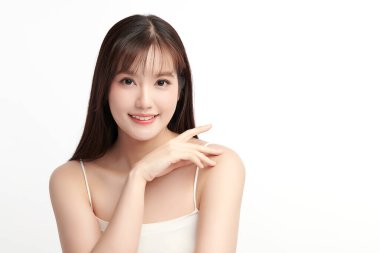 Beyaz arka planda temiz tenli güzel Asyalı kadın, yüz bakımı, yüz bakımı, kozmetoloji, güzellik ve kaplıca, Asyalı kadın portresi.