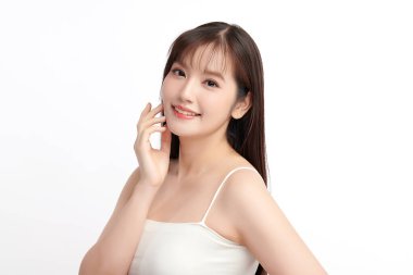 Beyaz arka planda temiz tenli güzel Asyalı kadın, yüz bakımı, yüz bakımı, kozmetoloji, güzellik ve kaplıca, Asyalı kadın portresi.