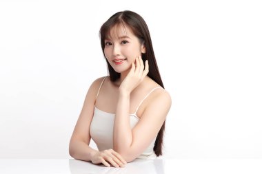 Beyaz arka planda temiz tenli güzel Asyalı kadın, yüz bakımı, yüz bakımı, kozmetoloji, güzellik ve kaplıca, Asyalı kadın portresi.