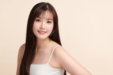 Taze bej arkaplan, yüz bakımı, yüz bakımı, kozmetoloji, güzellik ve kaplıca, Asyalı kadın portresi.