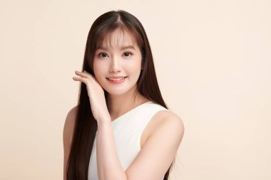 Taze bej arkaplan, yüz bakımı, yüz bakımı, kozmetoloji, güzellik ve kaplıca, Asyalı kadın portresi.