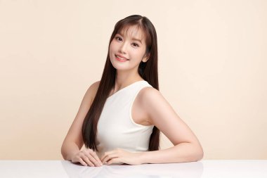 Taze bej arkaplan, yüz bakımı, yüz bakımı, kozmetoloji, güzellik ve kaplıca, Asyalı kadın portresi.