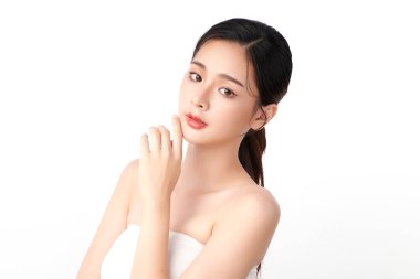 Beyaz arka planda temiz tenli güzel Asyalı kadın, yüz bakımı, yüz bakımı, kozmetoloji, güzellik ve kaplıca, Asyalı kadın portresi.