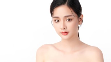 Beyaz arka planda temiz tenli güzel Asyalı kadın, yüz bakımı, yüz bakımı, kozmetoloji, güzellik ve kaplıca, Asyalı kadın portresi.