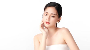 Beyaz arka planda temiz tenli güzel Asyalı kadın, yüz bakımı, yüz bakımı, kozmetoloji, güzellik ve kaplıca, Asyalı kadın portresi.