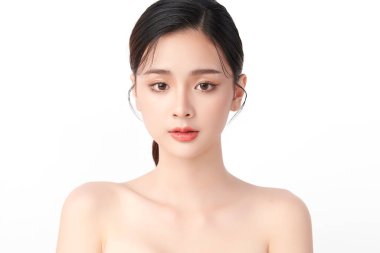 Beyaz arka planda temiz tenli güzel Asyalı kadın, yüz bakımı, yüz bakımı, kozmetoloji, güzellik ve kaplıca, Asyalı kadın portresi.