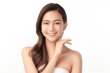 Beyaz arka planda temiz tenli güzel Asyalı kadın, yüz bakımı, yüz bakımı, kozmetoloji, güzellik ve kaplıca, Asyalı kadın portresi.