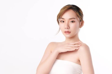 Beyaz bir arka planda, temiz ve taze bir teni olan güzel bir Asyalı kadın. Güzelliği, cilt bakımını ve spa tedavisini temsil ediyor..