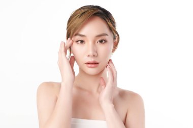 Beyaz bir arka planda, temiz ve taze bir teni olan güzel bir Asyalı kadın. Güzelliği, cilt bakımını ve spa tedavisini temsil ediyor..