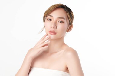 Beyaz bir arka planda, temiz ve taze bir teni olan güzel bir Asyalı kadın. Güzelliği, cilt bakımını ve spa tedavisini temsil ediyor..