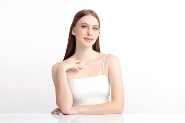 Beyaz bir arka planda temiz, taze bir teni olan güzel bir genç kadın. Cilt bakımı, yüz bakımı, kozmetoloji, güzellik ve spa teması. Bir kadının zarif bir portresi..