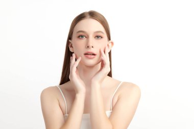 Beyaz bir arka planda temiz, taze bir teni olan güzel bir genç kadın. Cilt bakımı, yüz bakımı, kozmetoloji, güzellik ve spa teması. Bir kadının zarif bir portresi..