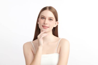 Beyaz bir arka planda temiz, taze bir teni olan güzel bir genç kadın. Cilt bakımı, yüz bakımı, kozmetoloji, güzellik ve spa teması. Bir kadının zarif bir portresi..