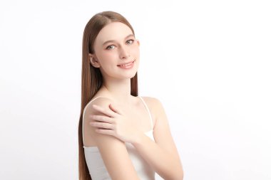 Beyaz bir arka planda temiz, taze bir teni olan güzel bir genç kadın. Cilt bakımı, yüz bakımı, kozmetoloji, güzellik ve spa teması. Bir kadının zarif bir portresi..