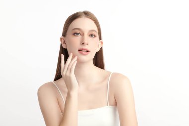 Beyaz bir arka planda temiz, taze bir teni olan güzel bir genç kadın. Cilt bakımı, yüz bakımı, kozmetoloji, güzellik ve spa teması. Bir kadının zarif bir portresi..