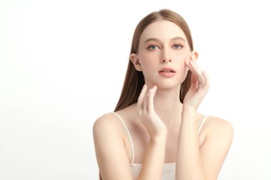 Beyaz bir arka planda temiz, taze bir teni olan güzel bir genç kadın. Cilt bakımı, yüz bakımı, kozmetoloji, güzellik ve spa teması. Bir kadının zarif bir portresi..