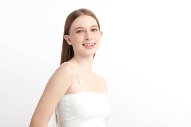 Beyaz bir arka planda temiz, taze bir teni olan güzel bir genç kadın. Cilt bakımı, yüz bakımı, kozmetoloji, güzellik ve spa teması. Bir kadının zarif bir portresi..