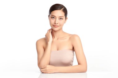 Beyaz bir arka planda, temiz ve taze bir teni olan güzel bir Asyalı kadın. Cilt bakımı, yüz bakımı, kozmetoloji, güzellik ve kaplıca. Asyalı bir kadının zarif bir portresi..