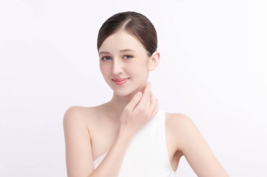 Beyaz bir arka planda temiz, taze bir teni olan güzel bir genç kadın. Cilt bakımı, yüz bakımı, kozmetoloji, güzellik ve kaplıca. Bir kadının zarif bir portresi..