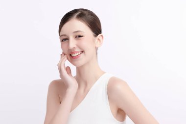 Beyaz bir arka planda temiz, taze bir teni olan güzel bir genç kadın. Cilt bakımı, yüz bakımı, kozmetoloji, güzellik ve kaplıca. Bir kadının zarif bir portresi..