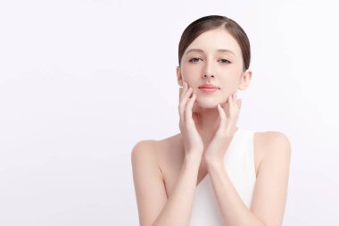 Beyaz bir arka planda temiz, taze bir teni olan güzel bir genç kadın. Cilt bakımı, yüz bakımı, kozmetoloji, güzellik ve kaplıca. Bir kadının zarif bir portresi..