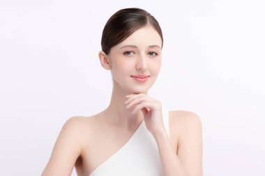 Beyaz bir arka planda temiz, taze bir teni olan güzel bir genç kadın. Cilt bakımı, yüz bakımı, kozmetoloji, güzellik ve kaplıca. Bir kadının zarif bir portresi..