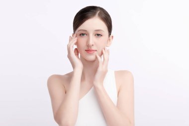 Beyaz bir arka planda temiz, taze bir teni olan güzel bir genç kadın. Cilt bakımı, yüz bakımı, kozmetoloji, güzellik ve kaplıca. Bir kadının zarif bir portresi..