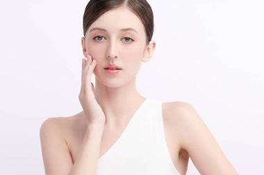 Beyaz bir arka planda temiz, taze bir teni olan güzel bir genç kadın. Cilt bakımı, yüz bakımı, kozmetoloji, güzellik ve kaplıca. Bir kadının zarif bir portresi..