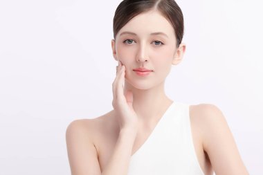 Beyaz bir arka planda temiz, taze bir teni olan güzel bir genç kadın. Cilt bakımı, yüz bakımı, kozmetoloji, güzellik ve kaplıca. Bir kadının zarif bir portresi..