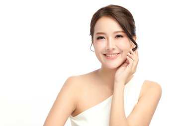 Beyaz bir arka planda, temiz ve taze bir teni olan güzel bir Asyalı kadın. Cilt bakımı, yüz bakımı, kozmetoloji, güzellik ve kaplıca. Asyalı bir kadının zarif bir portresi..