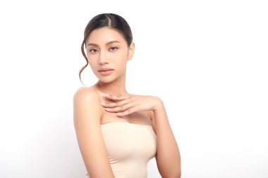 Beyaz bir arka planda, temiz ve taze bir teni olan güzel bir Asyalı kadın. Cilt bakımı, yüz bakımı, kozmetoloji, güzellik ve kaplıca. Asyalı bir kadının zarif bir portresi..