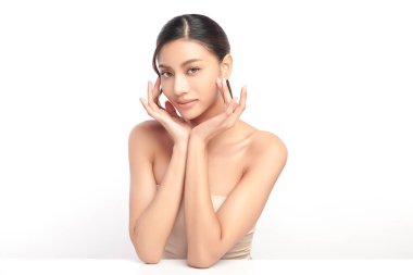 Beyaz bir arka planda, temiz ve taze bir teni olan güzel bir Asyalı kadın. Cilt bakımı, yüz bakımı, kozmetoloji, güzellik ve kaplıca. Asyalı bir kadının zarif bir portresi..