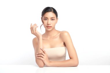 Beyaz bir arka planda, temiz ve taze bir teni olan güzel bir Asyalı kadın. Cilt bakımı, yüz bakımı, kozmetoloji, güzellik ve kaplıca. Asyalı bir kadının zarif bir portresi..