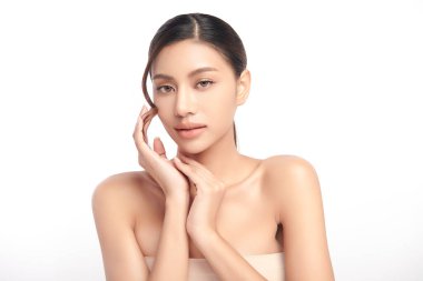 Beyaz bir arka planda, temiz ve taze bir teni olan güzel bir Asyalı kadın. Cilt bakımı, yüz bakımı, kozmetoloji, güzellik ve kaplıca. Asyalı bir kadının zarif bir portresi..