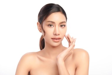 Beyaz bir arka planda, temiz ve taze bir teni olan güzel bir Asyalı kadın. Cilt bakımı, yüz bakımı, kozmetoloji, güzellik ve kaplıca. Asyalı bir kadının zarif bir portresi..