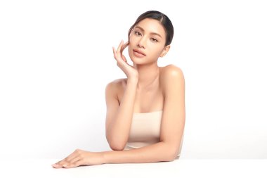 Beyaz bir arka planda, temiz ve taze bir teni olan güzel bir Asyalı kadın. Cilt bakımı, yüz bakımı, kozmetoloji, güzellik ve kaplıca. Asyalı bir kadının zarif bir portresi..
