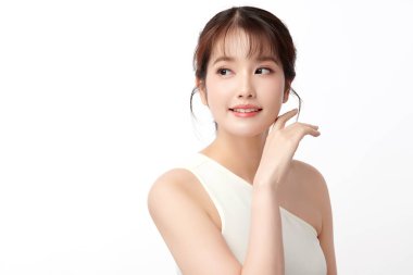 Beyaz bir arka planda, temiz ve taze bir teni olan güzel bir Asyalı kadın. Cilt bakımı, yüz bakımı, kozmetoloji, güzellik ve kaplıca. Asyalı bir kadının zarif bir portresi..