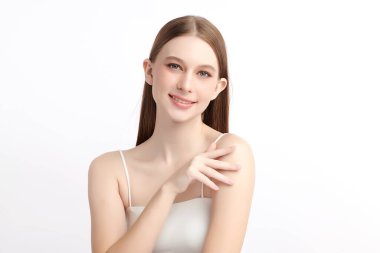 Beyaz bir arka planda, temiz ve taze bir teni olan güzel bir Asyalı kadın. Cilt bakımı, yüz bakımı, kozmetoloji, güzellik ve kaplıca. Asyalı bir kadının zarif bir portresi..